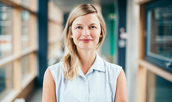 European looking woman to represent the public target of the Virtual Office Lisbon